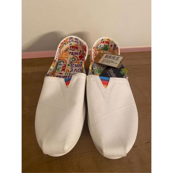 TOMS 7 NWT rainbow pride LGBTQ Alpargata Pride Slip-On White Rainbow shoes - Picture 2 of 6